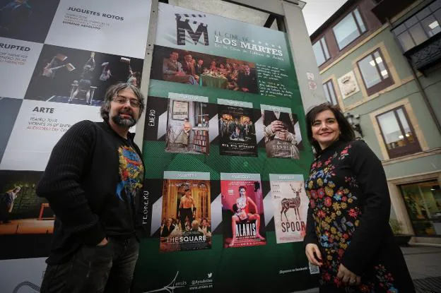 Jorge Iván Argiz y Yolanda Alonso ante los carteles de las películas. 