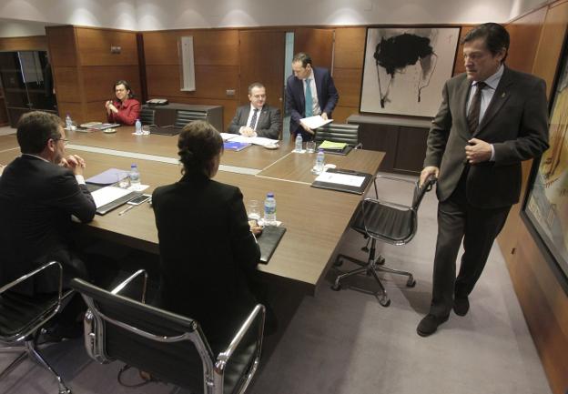 Javier Fernández, a su llegada a la reunión del Consejo de Gobierno, ayer, en Oviedo. 