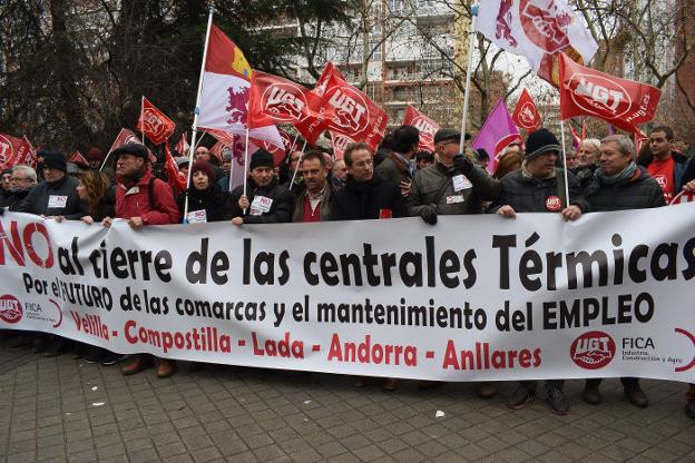 Asistentes a la manifestación contra el cierre de las térmicas, convocada por UGT frente al Ministerio de Energía. 