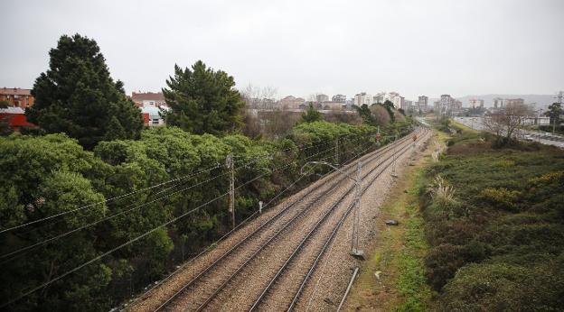  Moreda. Las líneas de Feve Gijón-Ferrol y Gijón-Laviana se unifican pasada la avenida Príncipe de Asturias. En la imagen el trazado ferroviario a su paso junto al parque de Moreda. 