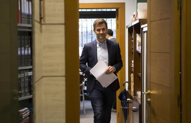José María Pérez sale del despacho del grupo socialista. 