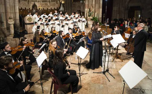Concierto en la basílica de la 'Misa en honor a la Virgen de Covadonga' con el que arrancaron los actos. 