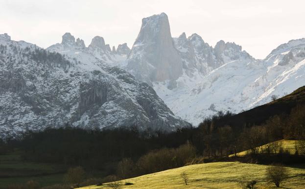 Imagen. El Urriellu y su entorno, nevado y bajo el sol. 