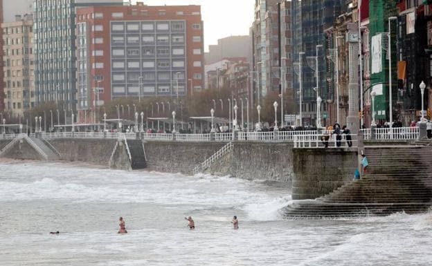 Varios bañistas, esta tarde en la playa de San Lorenzo de Gijón. 