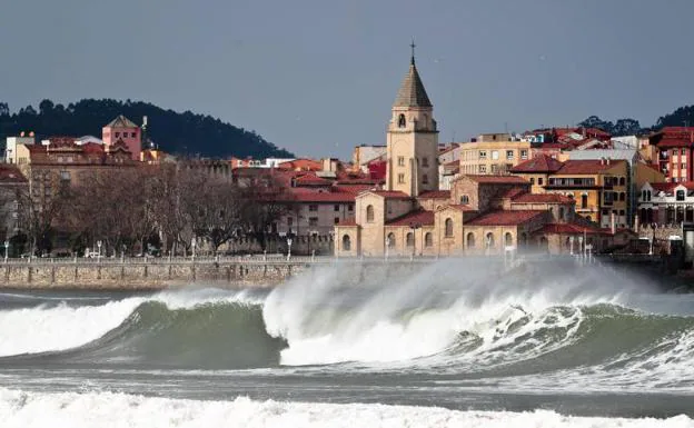 El temporal que azota a Asturias provoca olas de hasta siete metros en Gijón