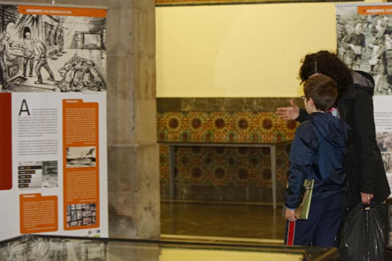 El patio del Centro de Cultura Antiguo Instituto acoge hasta el 10 de febrero esta muestra que rememora el acontecimiento central del siglo XX