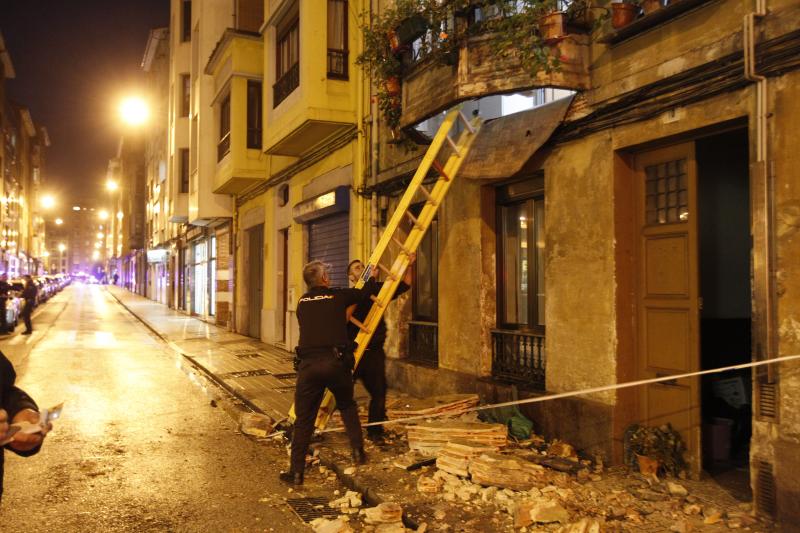 El desplome de una terraza en Gijón deja a una mujer herida