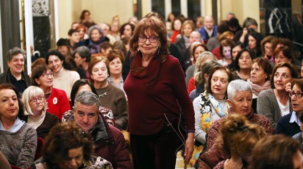 Fernández Cubas, en un repleto Salón de Té del Teatro Campoamor. 