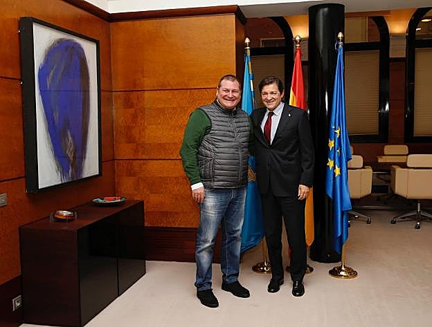 El alcalde de Vegadeo, César Álvarez, junto a Javier Fernández. 