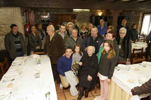 Guillermina Mier, en el centro, rodeada de familiares y amigos en la celebración de sus cien años. 