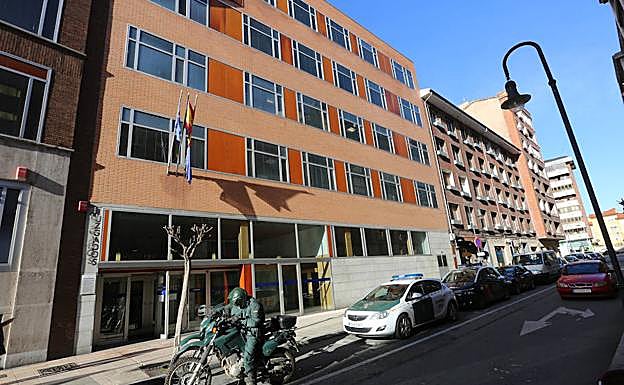 Apuñala con una navaja a su mujer delante de sus hijos en Avilés