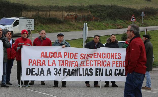 Protesta de los trabajadores de Montrasa en las inmediaciones de la fábrica de Alcoa en Avilés