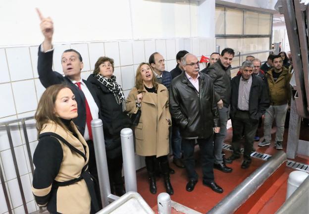 Un momento de la visita a las instalaciones del Matadero Central de Asturias durante la jornada de puertas abiertas. 