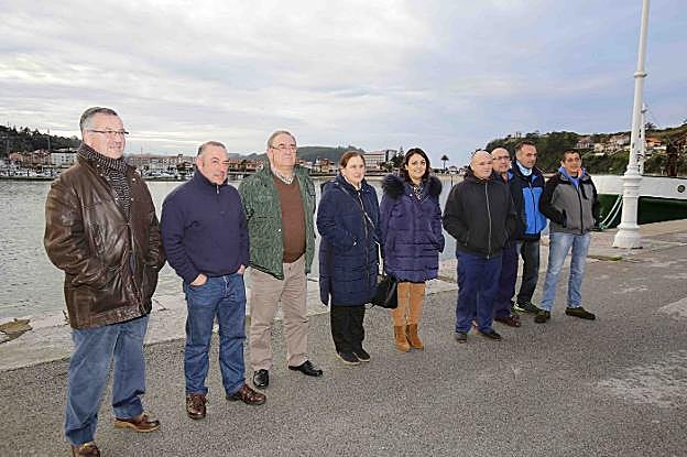 Pescadores riosellanos reunidos ayer en la rula con Dimas García, tercero por la izquierda, Salomé Samartino y Charo Fernández. 