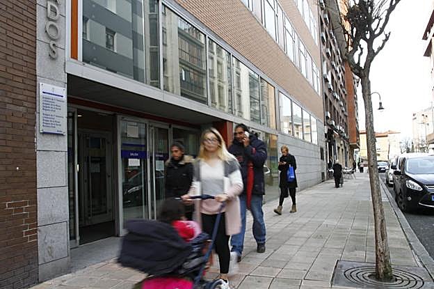 Acuchilla a su pareja con una navaja en el domicilio familiar y se da a la fuga