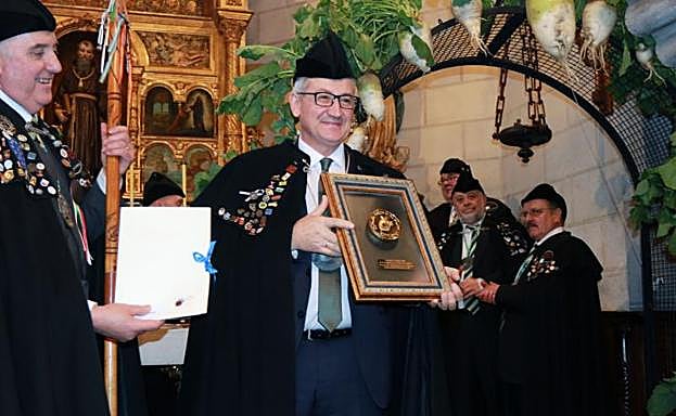 El rector de la Universidad de Oviedo recibe la distinción como cofrade de honor de la Cofradía de Amigos de los Nabos de La Foz de Morcín. 