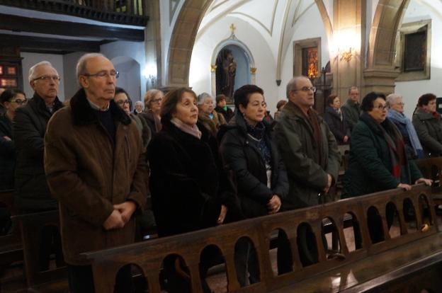 Asistentes a la misa en la iglesia de San Félix. 