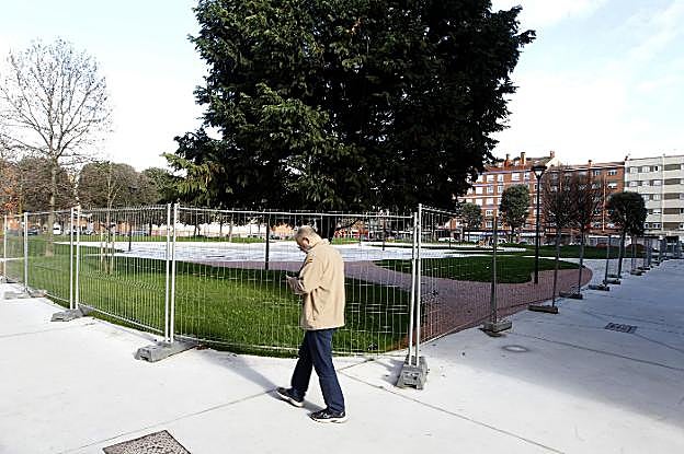 Un ciudadano pasa junto al perímetro exterior del parque de La Serena, aún vallado. 
