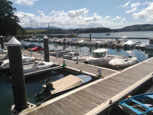 Varias embarcaciones amarradas en el puerto deportivo de Figueras, en Castropol. 