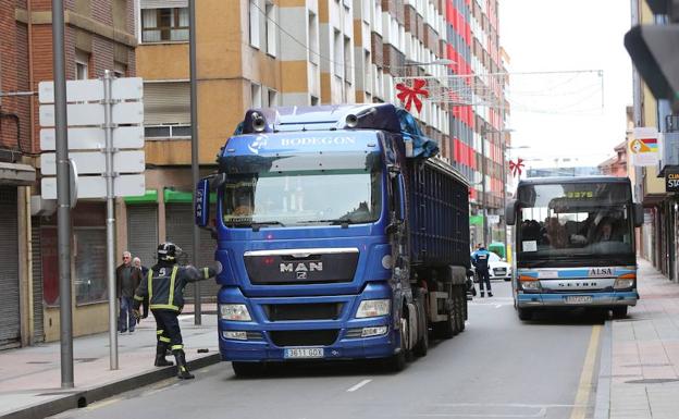 La avería de un camión provoca importantes retenciones a la salida de Avilés