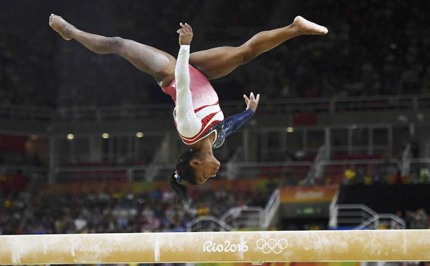 Biles ejecuta un ejercicio en los Juegos Olímpicos de Río de Janeiro. 