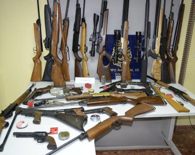 Varias de las armas encontradas en la vivienda 