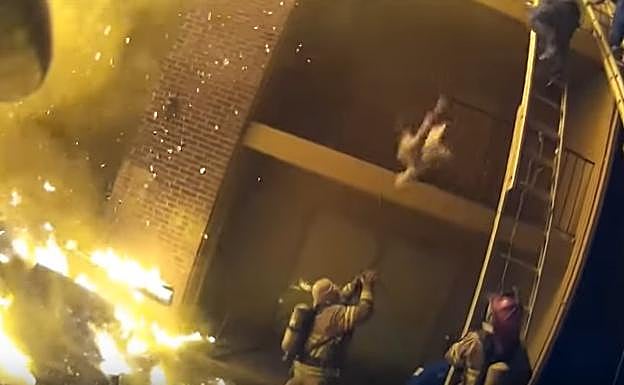 Un bombero rescata al vuelo a una niña lanzada por su padre en Georgia