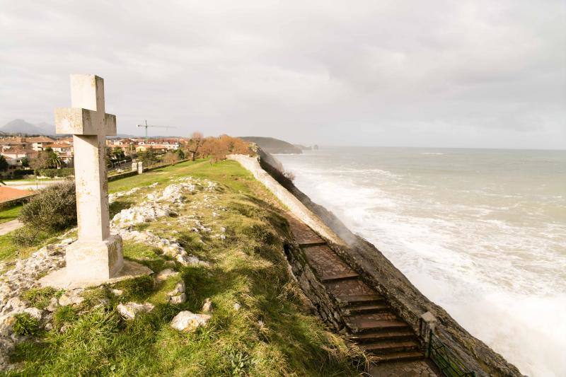 El Principado ha registrado olas de cerca de 13 metros que han provocado destrozos en algunos puntos del litoral