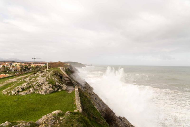 El Principado ha registrado olas de cerca de 13 metros que han provocado destrozos en algunos puntos del litoral