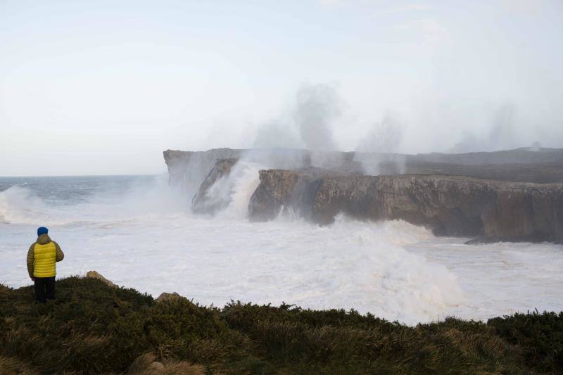 El Principado ha registrado olas de cerca de 13 metros que han provocado destrozos en algunos puntos del litoral