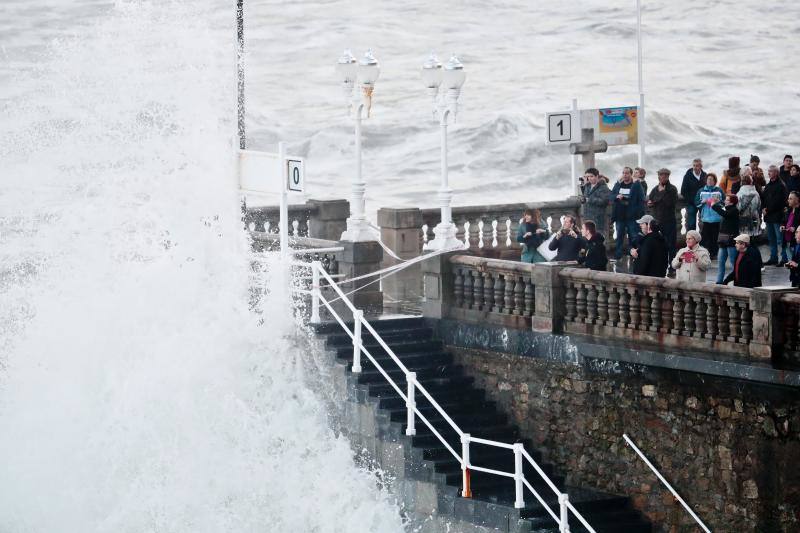 El Principado ha registrado olas de cerca de 13 metros que han provocado destrozos en algunos puntos del litoral