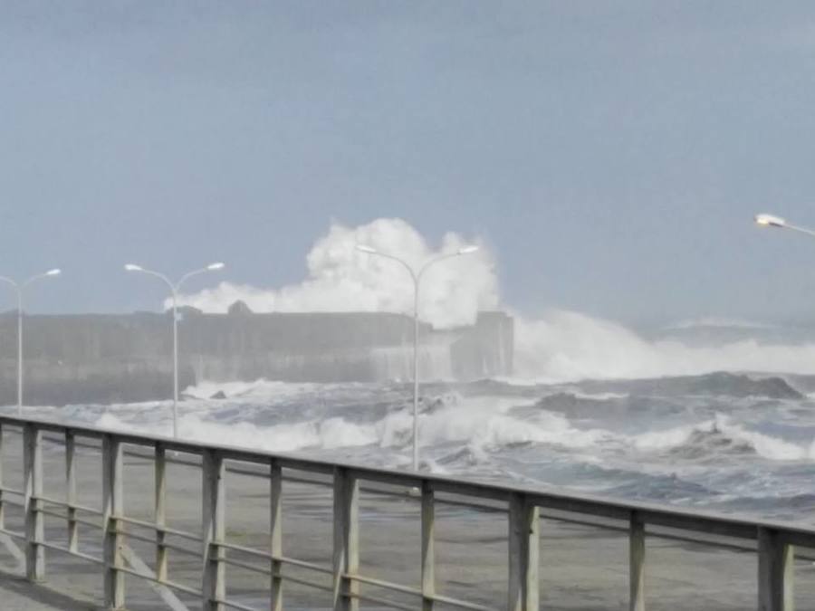 El Principado ha registrado olas de cerca de 13 metros que han provocado destrozos en algunos puntos del litoral