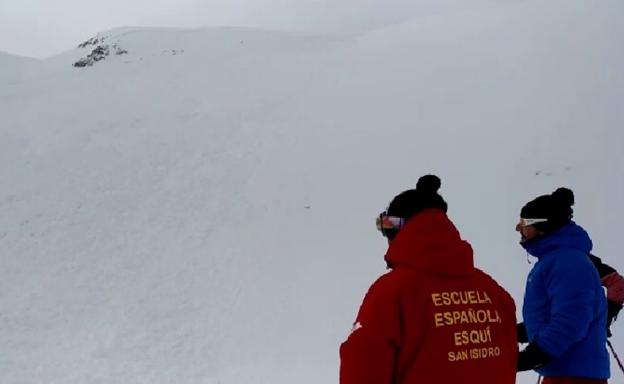 La nieve cayó por la ladera e invadió el acceso a una pista de la estación en el área de Cebolledo. 