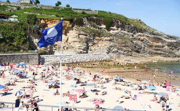 Bandera azul colocada este verano en la playa de El Sablón, una de las cuatro urbanas de Llanes. 