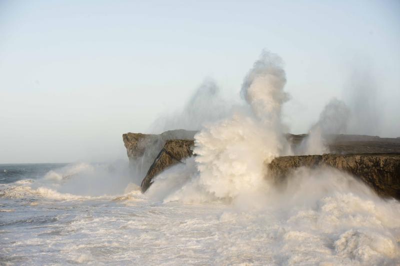 Las espectaculares imágenes del oleaje en Asturias