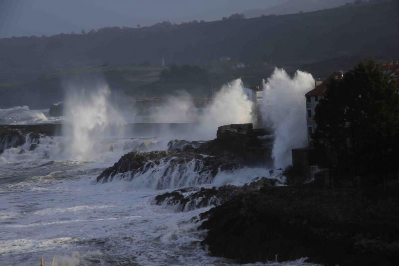 Las espectaculares imágenes del oleaje en Asturias