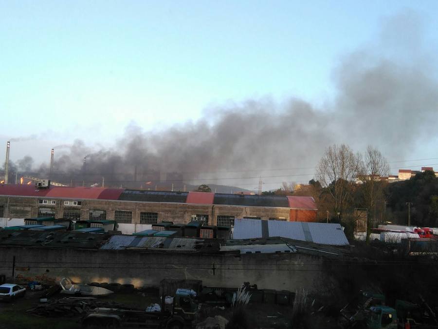 Un humo negro debido a una avería en baterías de cok ha cubierto Avilés 