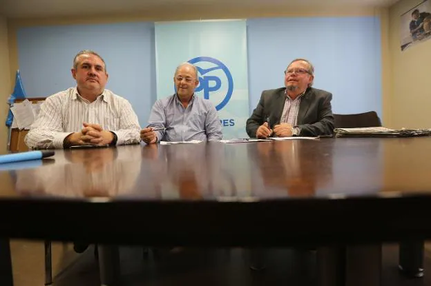 Alfonso Araujo, Francisco Zarracina y Constantino Álvarez, ayer en el grupo municipal. 