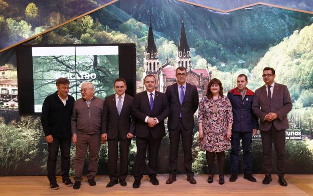 El director general de Deportes, José Ramón Tuero; el alcalde de Ribera de Arriba, José Ramón García; el alcalde de Nava, Juan Cañal Canteli; el consejero de Empleo, Industria y Turismo, Isaac Pola; el director general de la Vuelta Ciclista a España, Javier Guillén; la alcaldesa de Carreño, Amelia Fernández; el alcalde de Cangas de Onís, José Manuel González, y el director general de Comercio y Turismo, Julio González Zapico. 