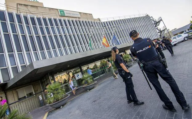 Agentes de Policía en el exterior del hospital sevillano de Valme. 