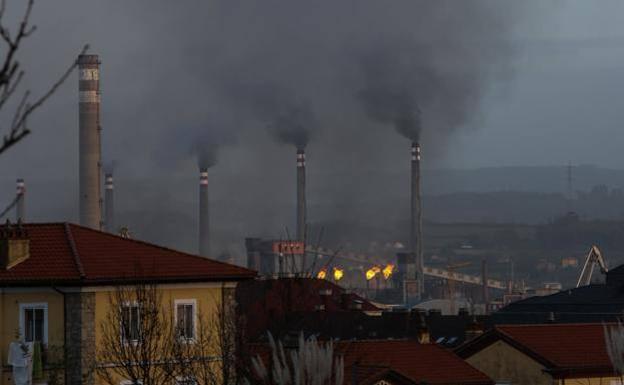 Un humo negro debido a una avería en baterías de cok ha cubierto Avilés.