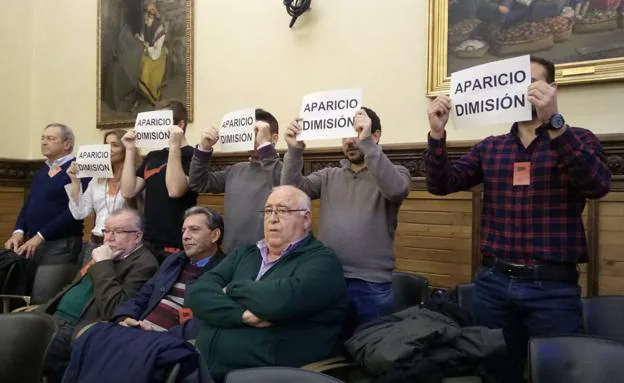 Voluntarios de Protección Civil protestan contra Aparicio