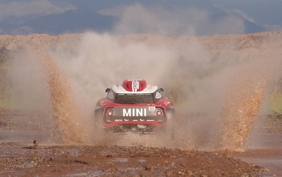 El finlandés Mikko Hirvonen compite durante la duodécima etapa del Dakar. 
