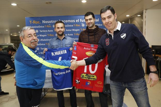 Falo Méndez y Cotelo se saludan, con los jugadores Nacho Huerta y Pablo Fernández, detrás.
