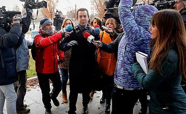 Jesús Pérez, abogado de uno de los cinco acusados, ayer, junto al Palacio de Justicia de Navarra.
