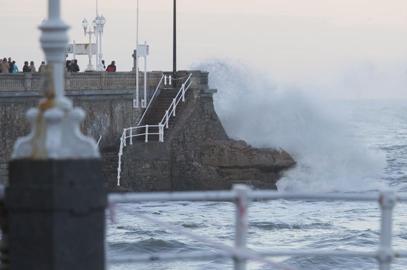 La boya de Puertos del Estado fondeada frente a la bahía gijonesa registró una ola de 7,51 metros de altura