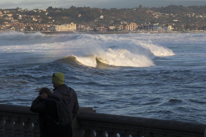 La boya de Puertos del Estado fondeada frente a la bahía gijonesa registró una ola de 7,51 metros de altura