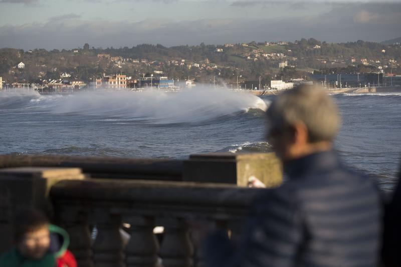 La boya de Puertos del Estado fondeada frente a la bahía gijonesa registró una ola de 7,51 metros de altura