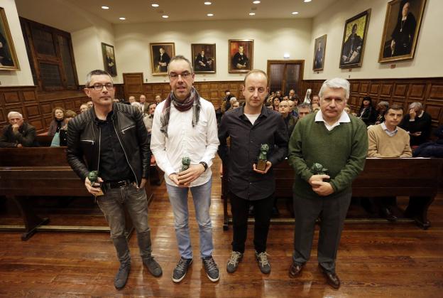 Xandru Fernández, Paco Álvarez, Elías Veiga y Lorenzo Arias Páramo, que recogió el premio de su hermano. 
