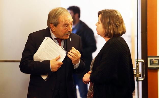 Wenceslao López y Ana Taboada charlaron acaloradamente ayer en el Ayuntamiento de Oviedo.